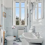 Vatican Oasis - Garden View Balcony & Full Kitchen