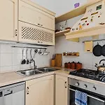 Vatican Oasis - Garden View Balcony & Full Kitchen *