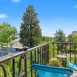 Vatican Oasis - Garden View Balcony & Full Kitchen