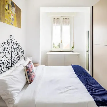 Bright Vatican Suite With Balcony, Garden View And Full Kitchen Daire