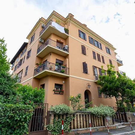 Bright Vatican Suite With Balcony, Garden View And Full Kitchen Daire Roma