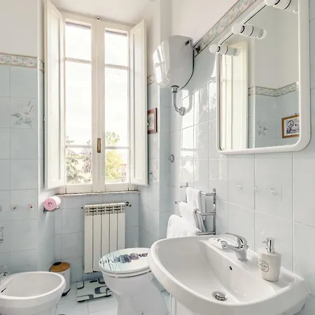 Bright Vatican Suite With Balcony, Garden View And Full Kitchen Roma