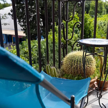 Bright Vatican Suite With Balcony, Garden View And Full Kitchen Daire