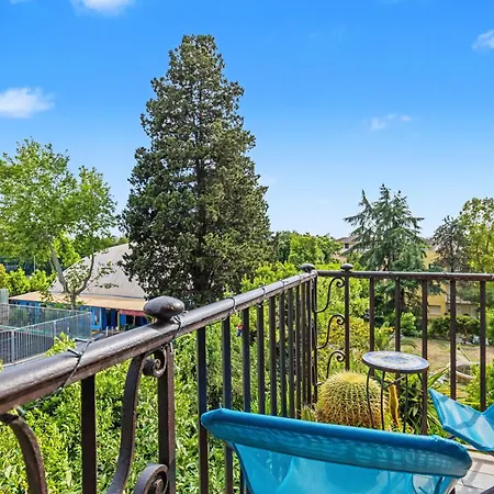 Vatican Oasis - Garden View Balcony & Full Kitchen