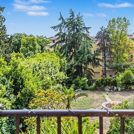 Vatican Oasis - Garden View Balcony & Full Kitchen