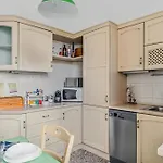 Vatican Oasis - Garden View Balcony & Full Kitchen *
