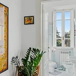 Vatican Oasis - Garden View Balcony & Full Kitchen Rome