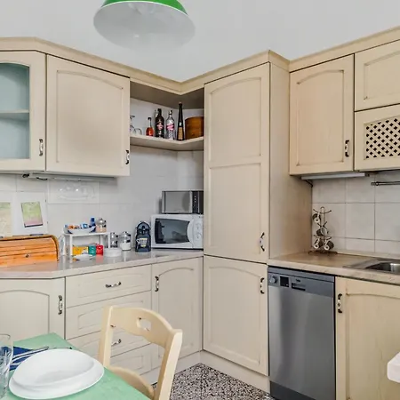 Vatican Oasis - Garden View Balcony & Full Kitchen *